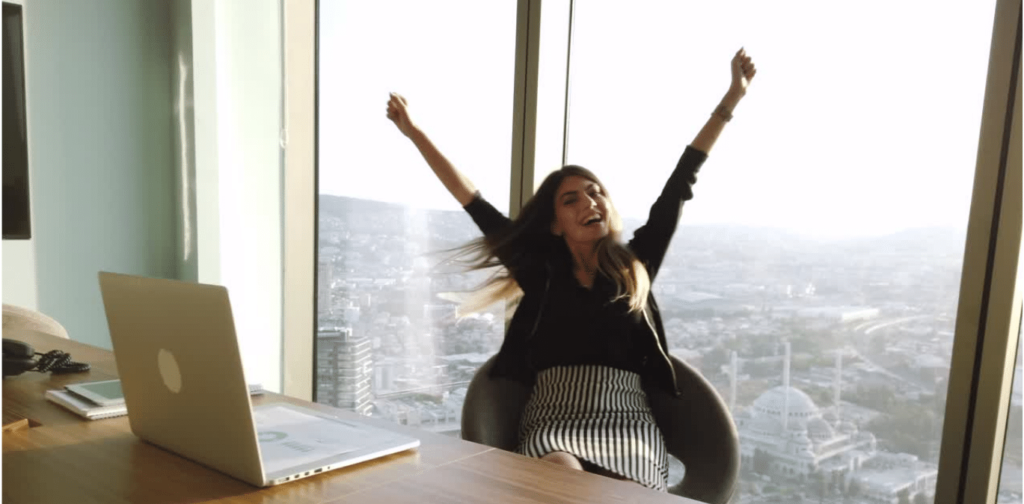 Mujer celebrando con las manos arriba